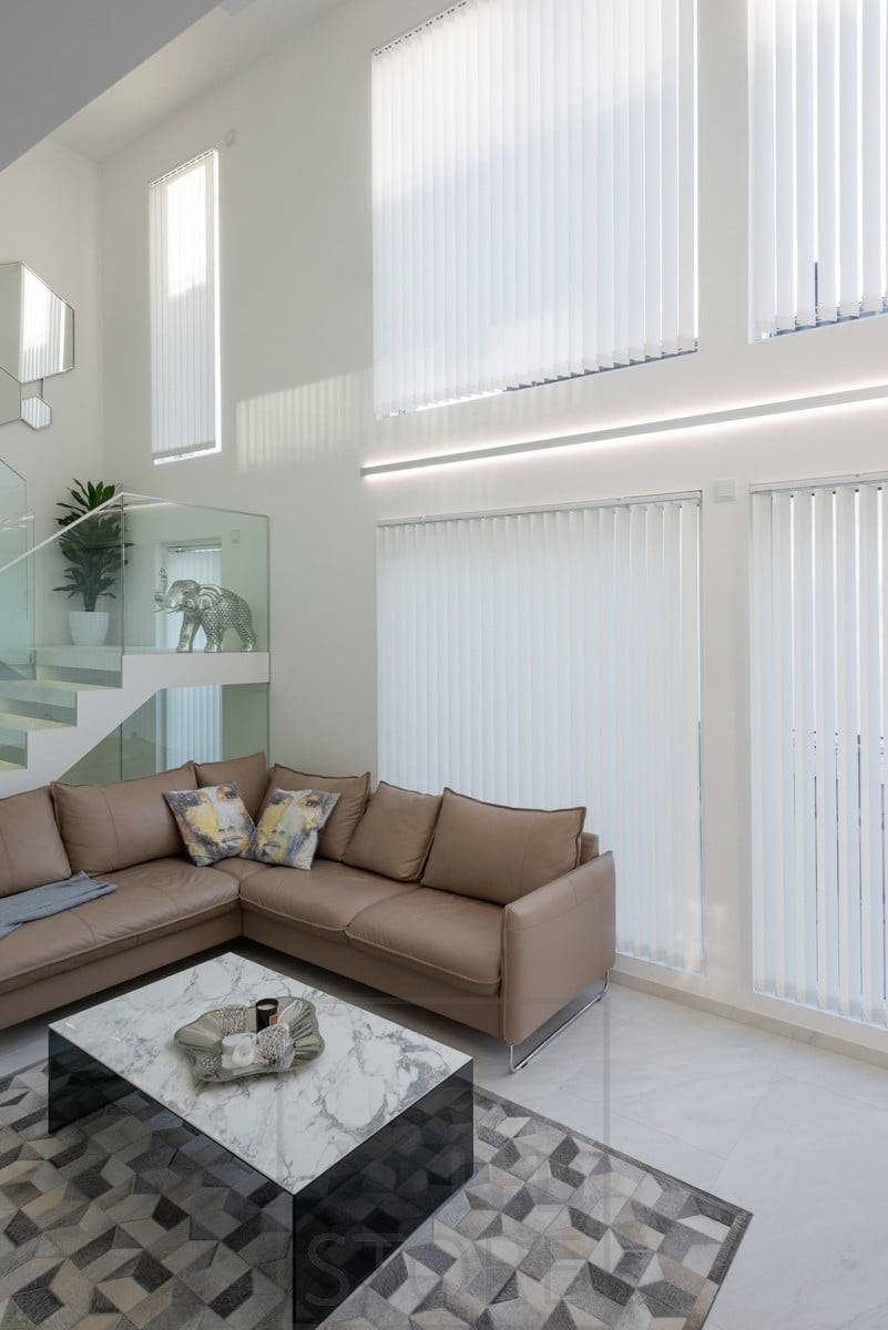 Bande LED dans un profilé mural bidirectionnel pour accentuer la hauteur et les fenêtres du salon. Le profil et les bandes LED peuvent être commandés sur mesure et prêts à être installés. Le profilé bidirectionnel est également disponible en noir. Ledstore.fi