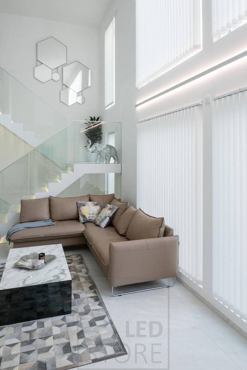 Bande LED dans un profil mural bidirectionnel pour accentuer la hauteur et les fenêtres du salon. Ledstore.fi