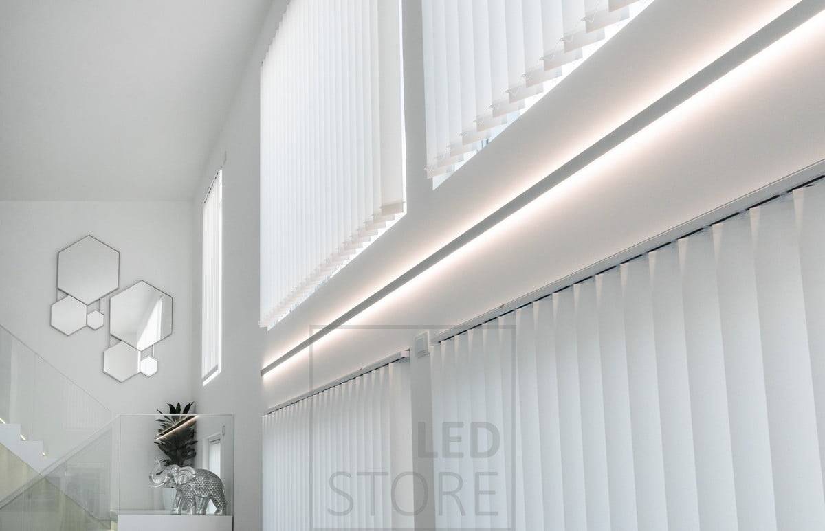 Le profilé mural INDIRECT 2 crée un éclairage indirect avec des bandes LED entre les fenêtres. Ledstore.fi