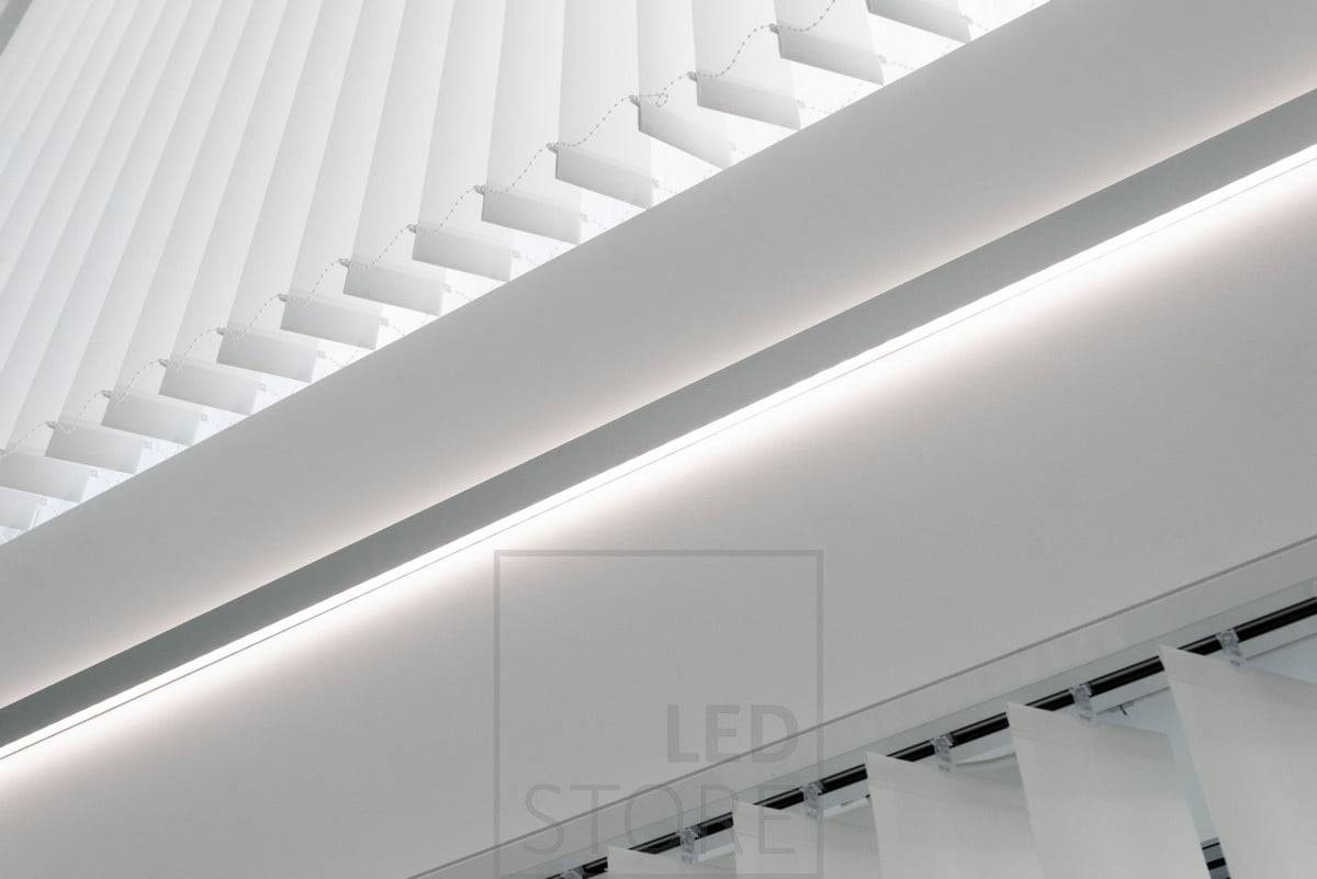 Profilé Led éclairant dans deux directions entre les fenêtres, créant une lumière indirecte atmosphérique. Ledstore.fi