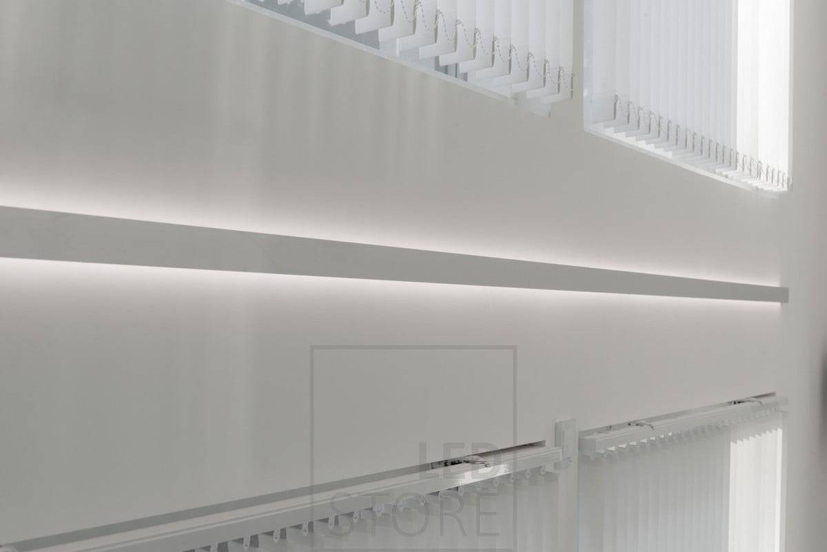 Profilé mural bidirectionnel pour bande LED, installé entre les fenêtres. La lumière est atmosphérique et indirecte. Ledstore.fi