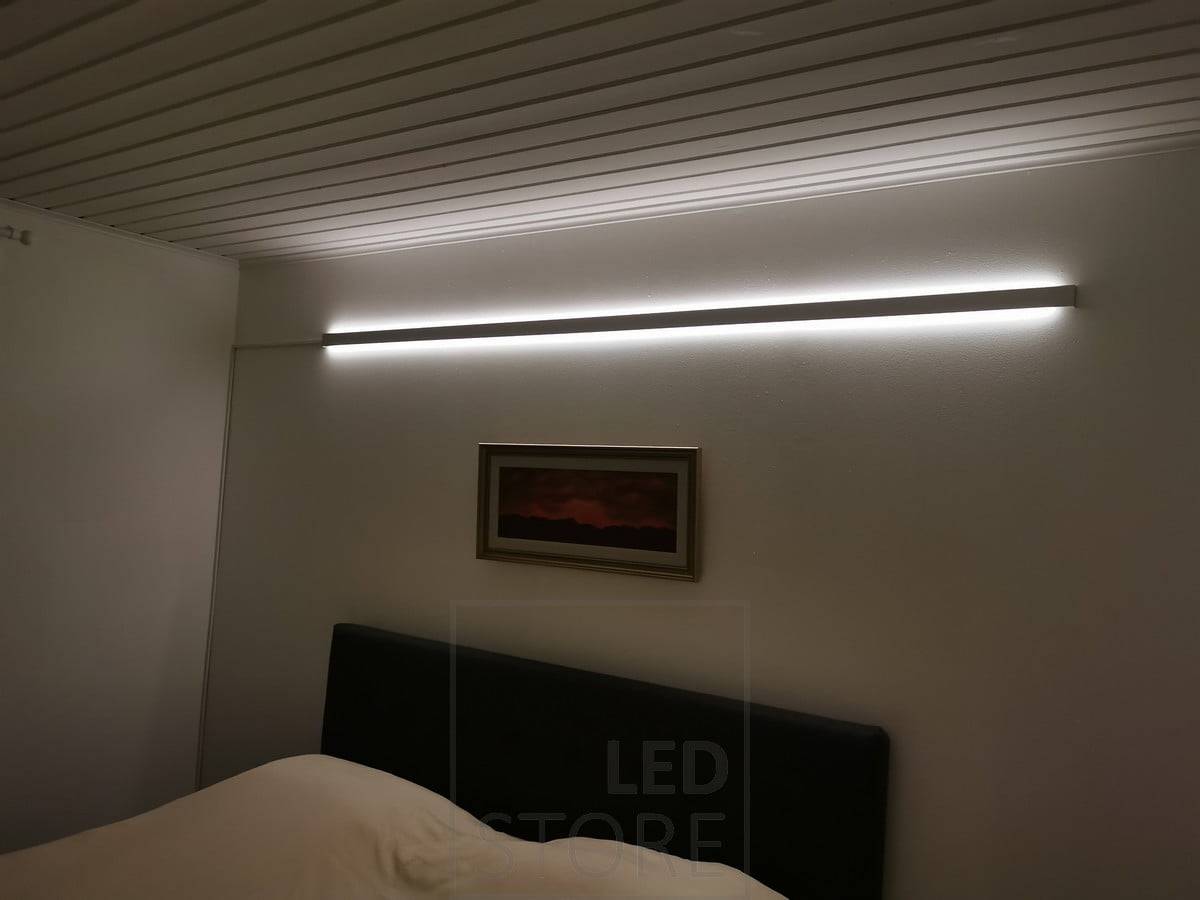 Profilé en aluminium à deux voies pour un éclairage d'ambiance dans une chambre à coucher. Ledstore.fi