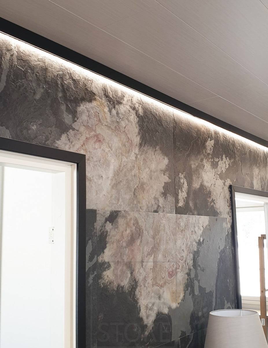 Un élégant profilé mural noir remplace la moulure du plafond. Le profil est équipé d'une bande de LED pour éclairer l'espace avec une lumière indirecte. Ledstore.fi