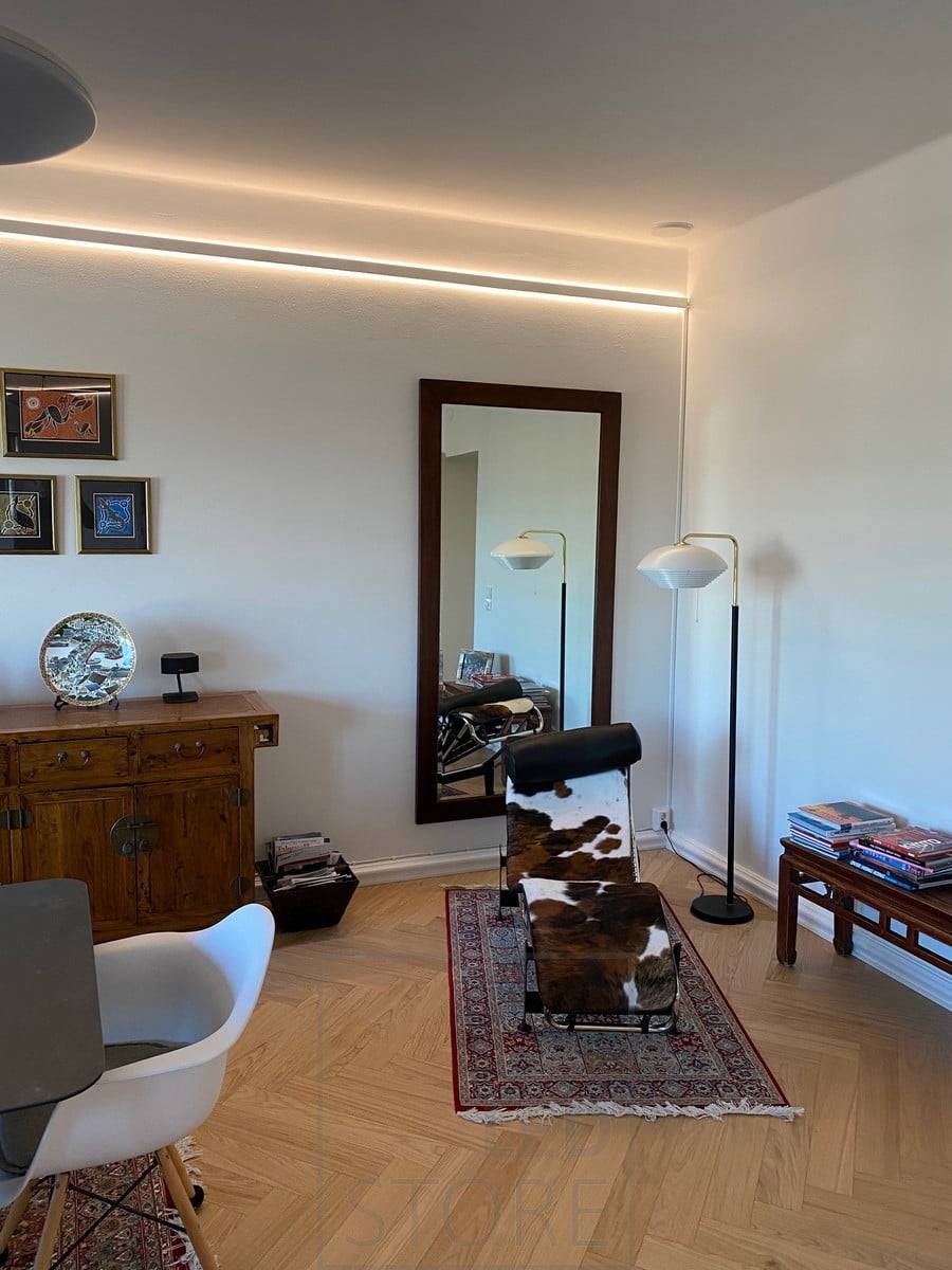 Profilé LED bidirectionnel INDIRECT 2 dans le salon. Ledstore.fi