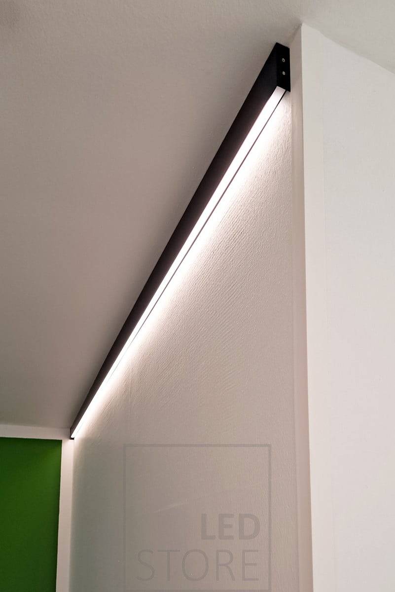 Profilé de remplacement en aluminium pour une latte de toit. Bande LED intérieure éclairant vers le bas. Ledstore.fi