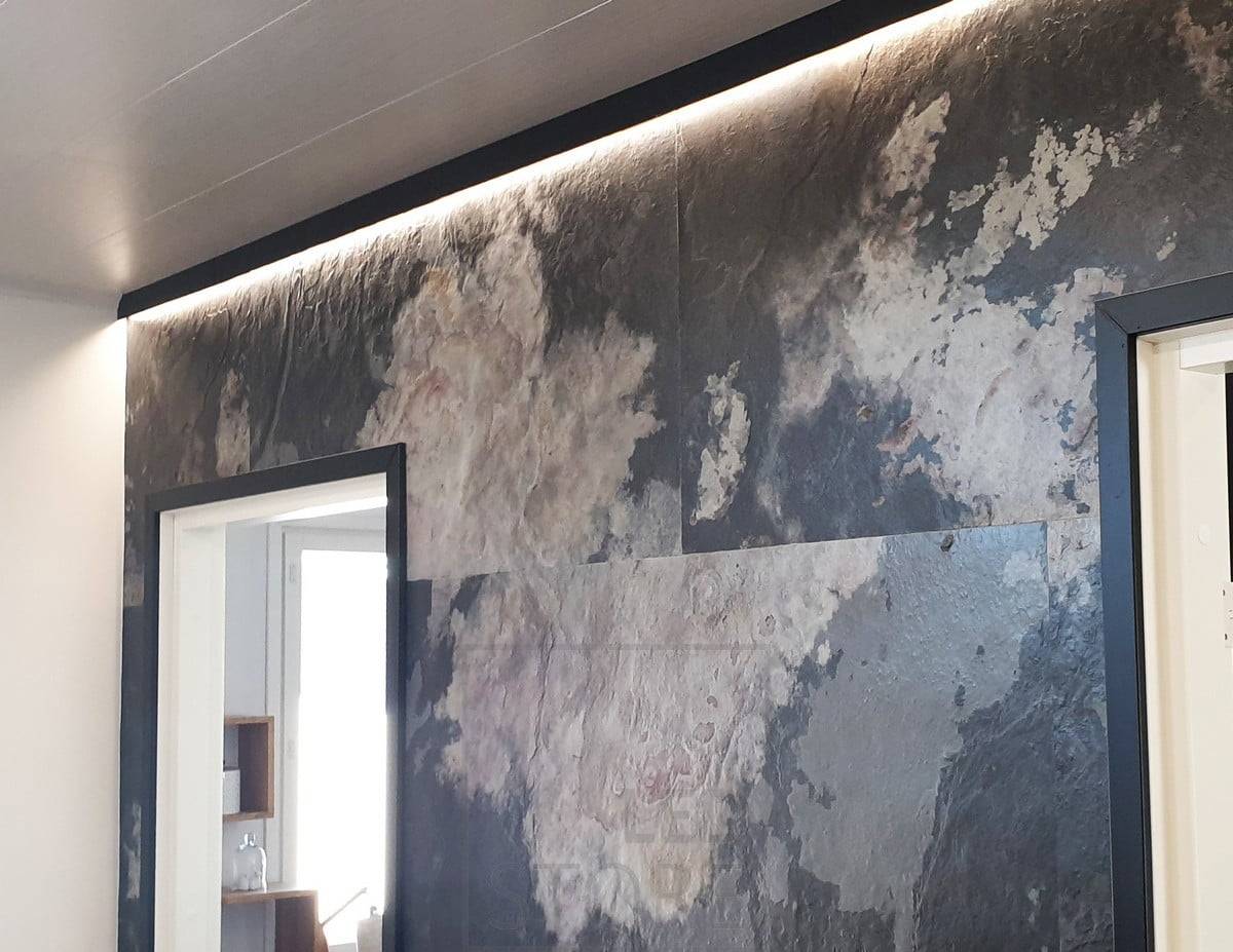 La lumière indirecte est introduite dans l'espace grâce à un profilé mural qui remplace le treillis du plafond. Une bande lumineuse Led traverse le mur et crée un éclairage d'ambiance indirect. Ledstore.fi