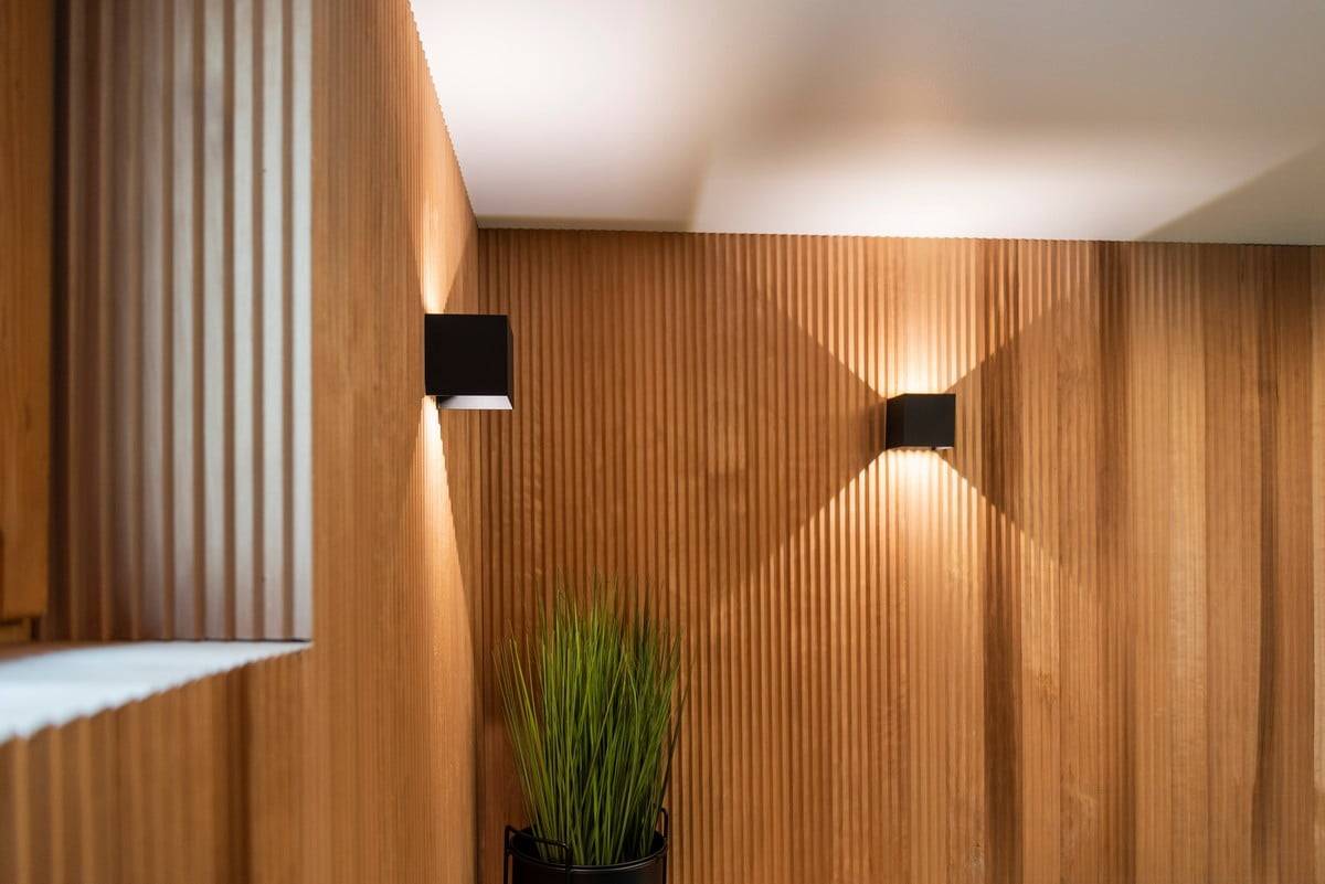 Logo LED STORE sur fond vert avec texte et bordure blancs, promouvant les options d'éclairage LED durables.