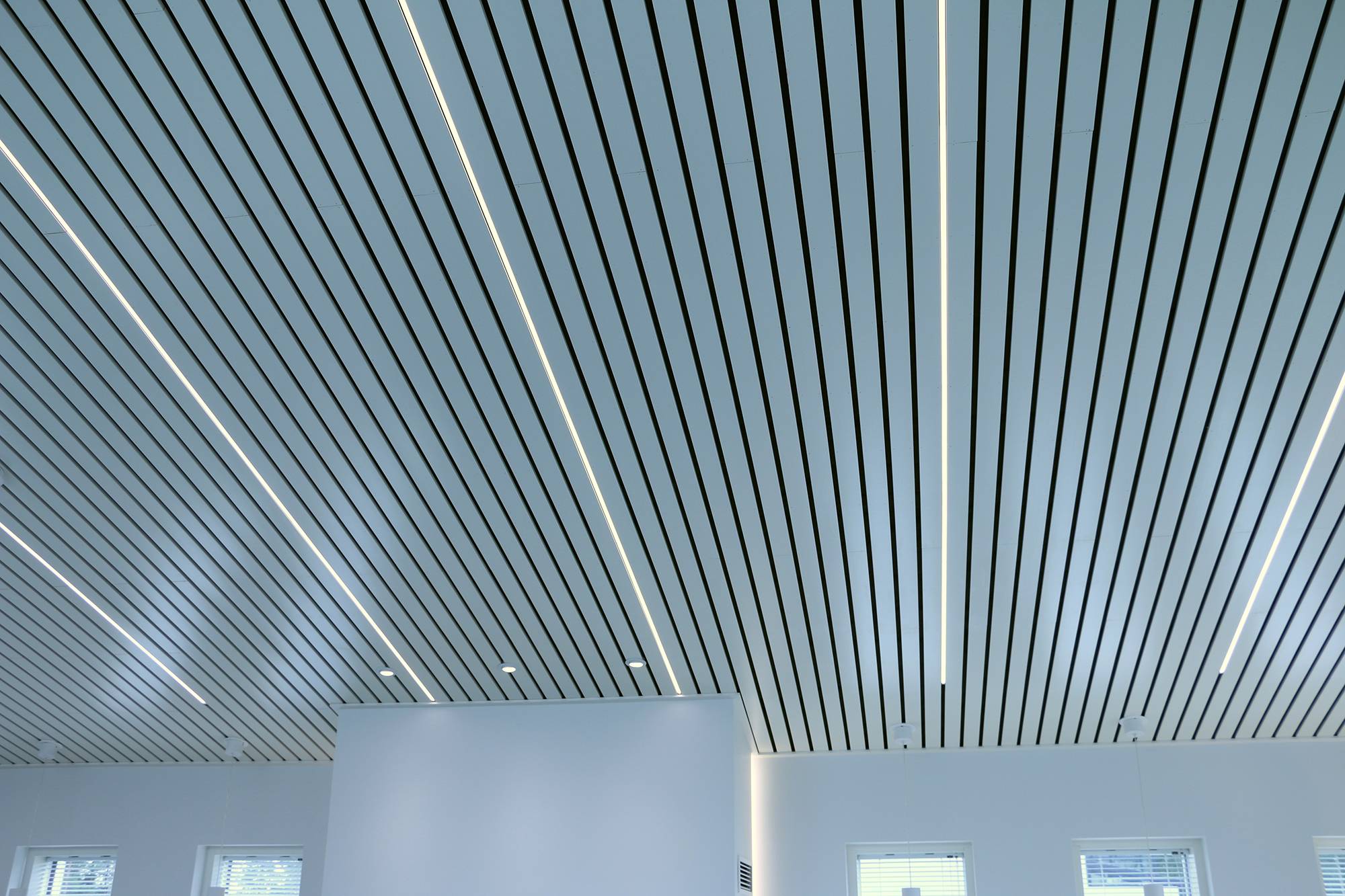 Eclairage du plafond de la corniche avec des bandes LED dans un profil bas monté en surface entre les corniches. Le résultat final est spectaculaire et met en valeur les corniches. Ledstore.fi