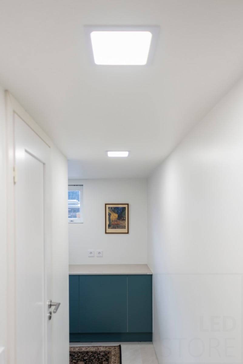 Fond vert avec "LED STORE" en lettres capitales blanches dans un carré central blanc, mettant en valeur les solutions d'éclairage à faible consommation d'énergie.