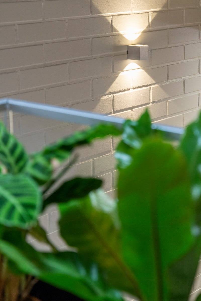 Texte sur fond vert indiquant "LED STORE" en lettres capitales blanches dans un carré central blanc, promouvant des solutions d'éclairage efficaces sur le plan énergétique.
