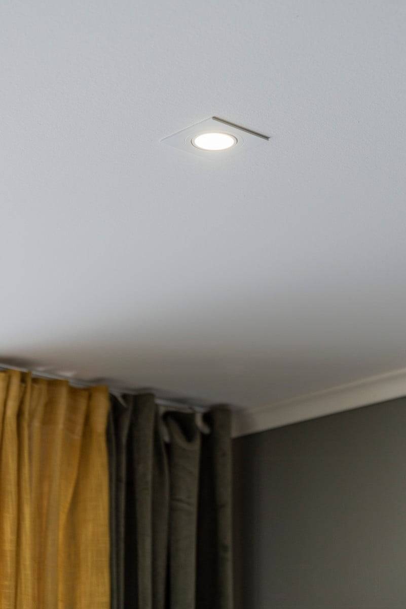 Fond vert, carré blanc avec le texte "LED STORE" au milieu ; symbolisant les solutions d'éclairage efficaces en énergie pour les maisons et les entreprises.