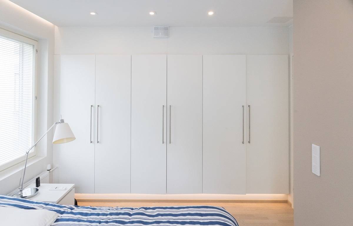 Devant l'armoire, l'éclairage général est assuré par des spots Kantti 9W directionnels. Lumière d'ambiance dans le couloir avec profilé LED monté sur la base de l'armoire © LedStore