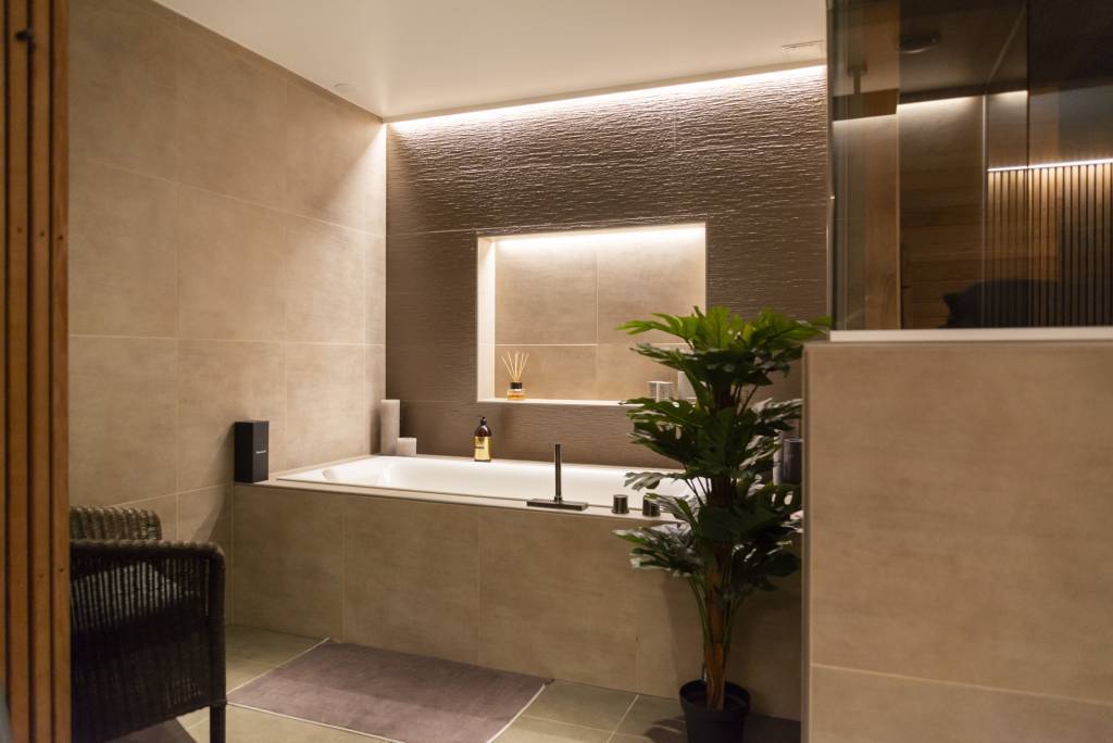 Bande LED d'éclairage indirect magnifiquement plate dans le bord du plafond et le renfoncement du mur. LedStore.fi