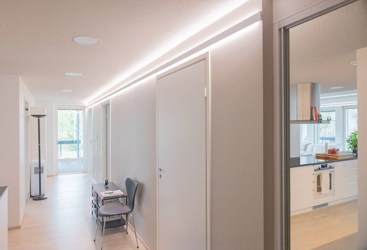 Le couloir peut être éclairé soit par des bandes LED indirectes à travers le mur et le plafond, soit par un éclairage général circulaire au plafond. ledStore