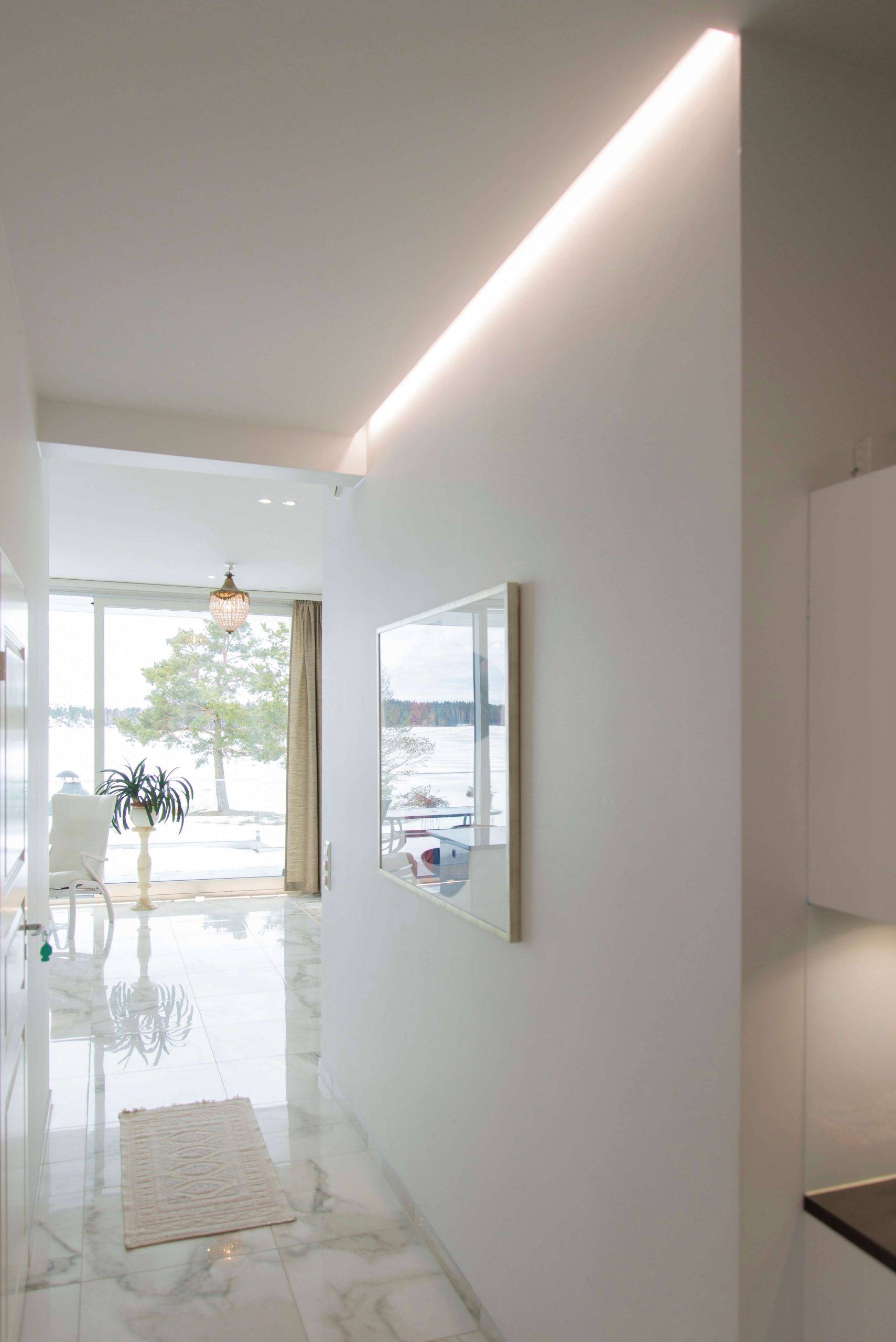 Fond vert, carré blanc, texte en gras "LED STORE" au milieu ; marque de magasin d'éclairage à haut rendement énergétique.