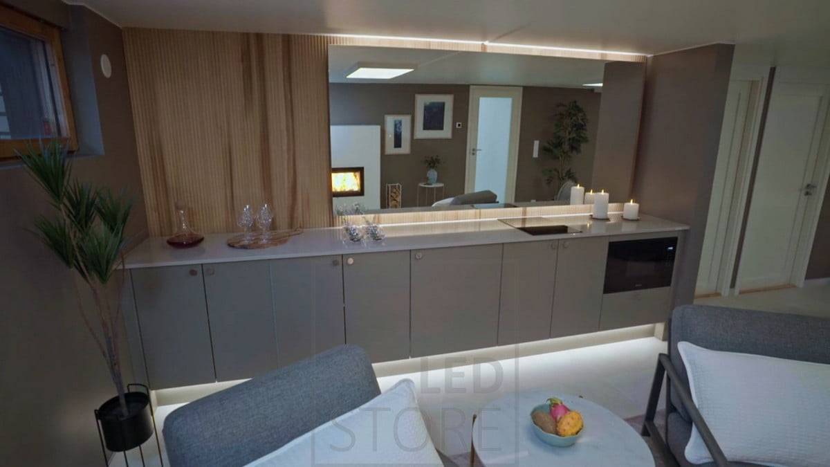 Bandes LED derrière le miroir et sur le socle pour créer un éclairage d'ambiance et une lumière indirecte. Ledstore.fi