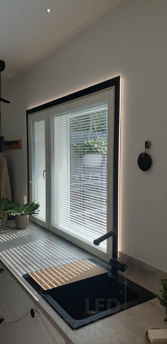 La fenêtre est mise en valeur par une bande de LED, la lumière est douce et atmosphérique. Ledstore.fi