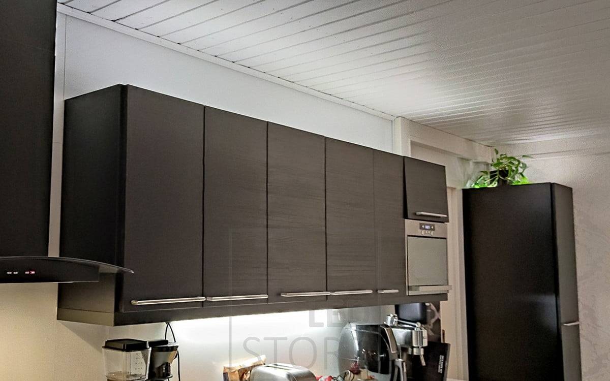 Eclairage d'ambiance indirect et éclairage d'appoint dans la cuisine. Ledstore.fi