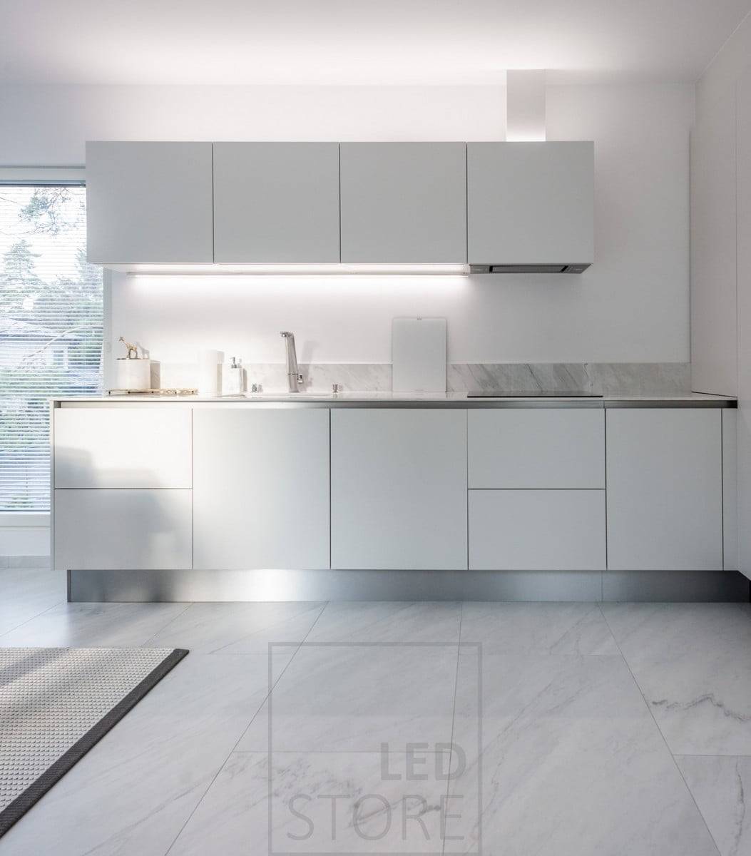 Une belle cuisine blanche éclairée par des bandes de leds avec une lumière blanche neutre de 4000 Kelvin qui met en valeur les tons épurés choisis pour la cuisine. Ledstore.fi