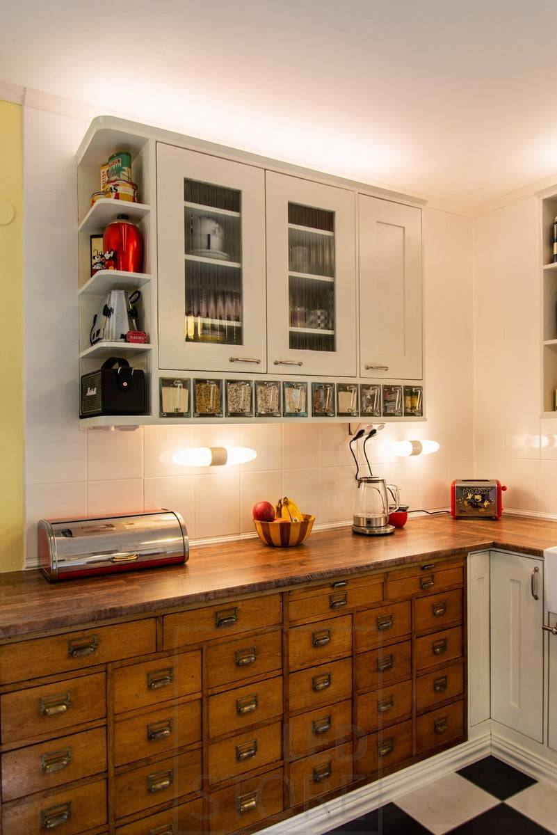 Les bandes de leds et les appliques murales déjà présentes dans la cuisine permettent de créer un bel éclairage dans la cuisine. Ledstore.fi