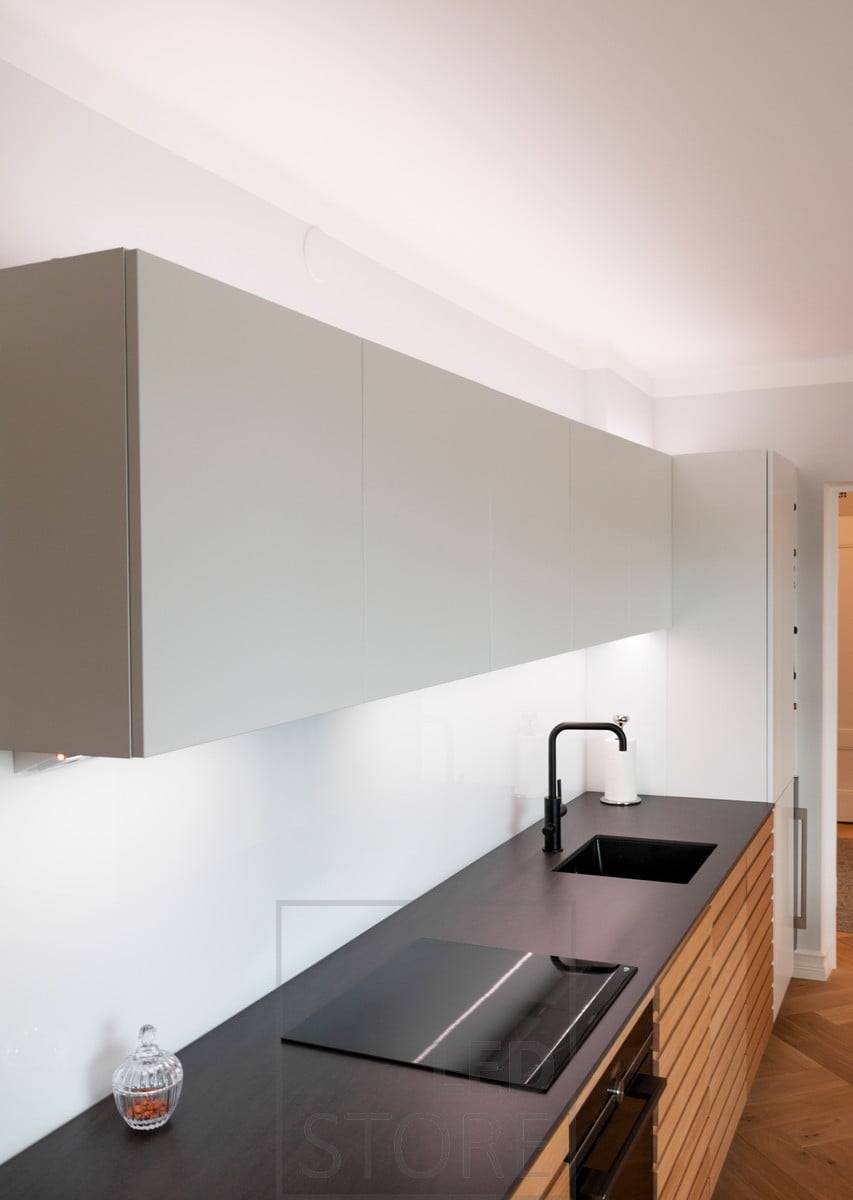 Éclairage de cuisine à température de couleur réglable, sur le plan de travail et au-dessus des armoires, pour un éclairage d'ambiance et de travail. Ledstore.fi