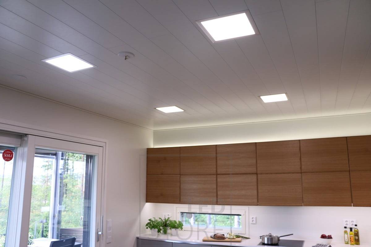 Des panneaux lumineux au plafond, un éclairage indirect sur les armoires et un bandeau de leds éclairant le niveau de la cuisine. Ledstore.fi