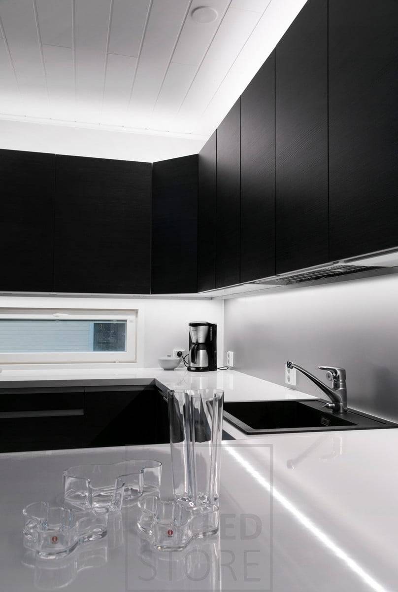 Dans la cuisine, lumière indirecte sur le dessus des armoires pour une lumière indirecte plus douce et sur le plan de travail pour une lumière d'appoint efficace. Ledstore.fi