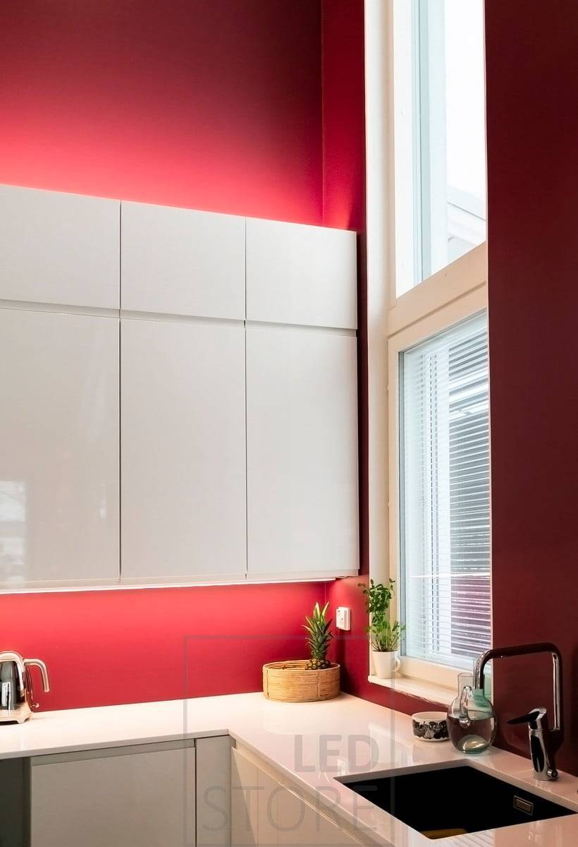 Lumière indirecte au-dessus des armoires de cuisine, bande LED sous les armoires pour éclairer le niveau de la cuisine et créer une lumière de cuisson de haute qualité. Ledstore.fi