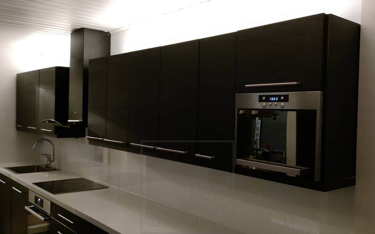 Des bandes de leds dirigées vers le plafond pour créer un éclairage doux dans la cuisine. Ledstore.fi