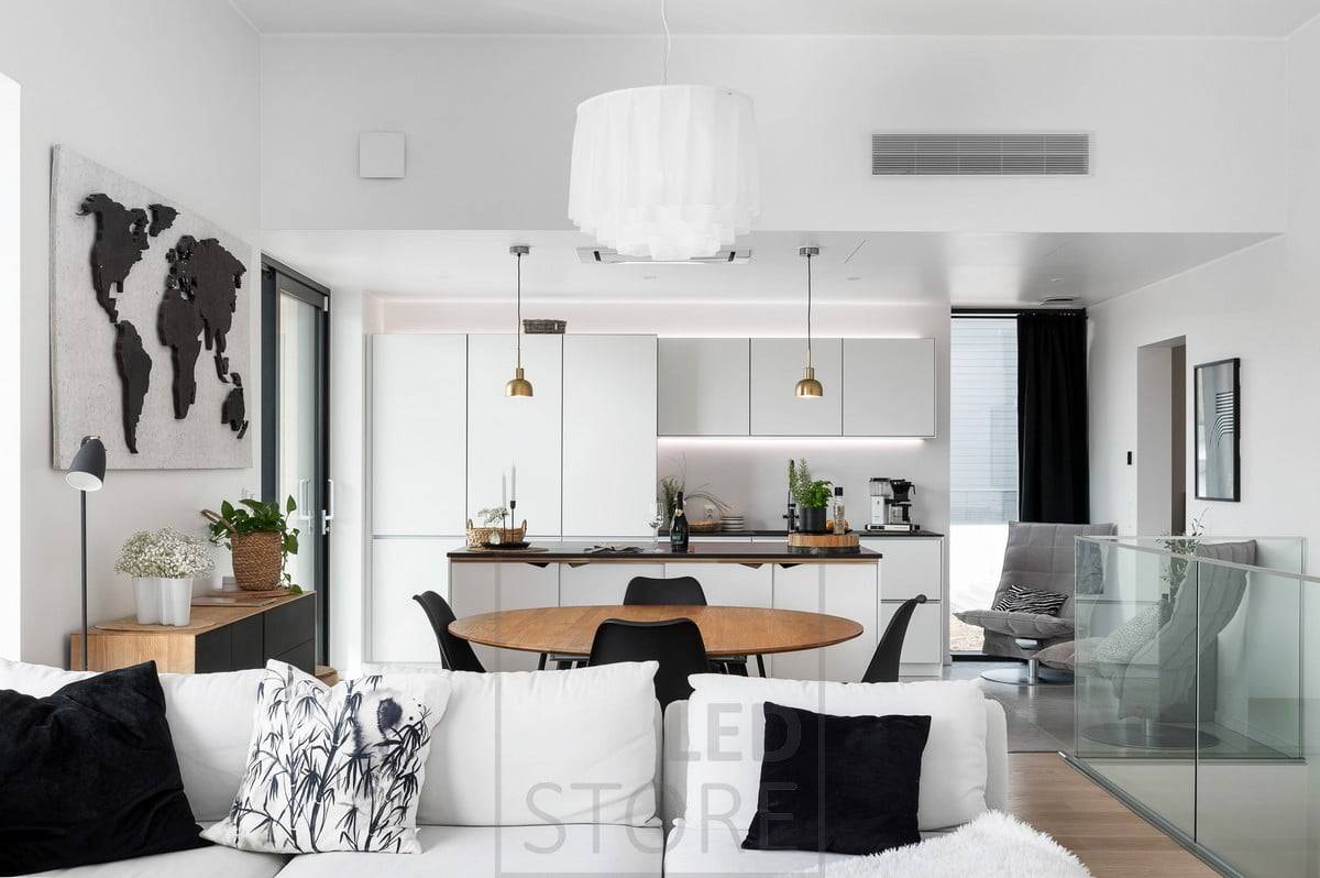 Les bandes de LED créent un éclairage d'appoint sur le plan de travail de la cuisine et un éclairage d'ambiance sur les armoires. Ledstore.fi