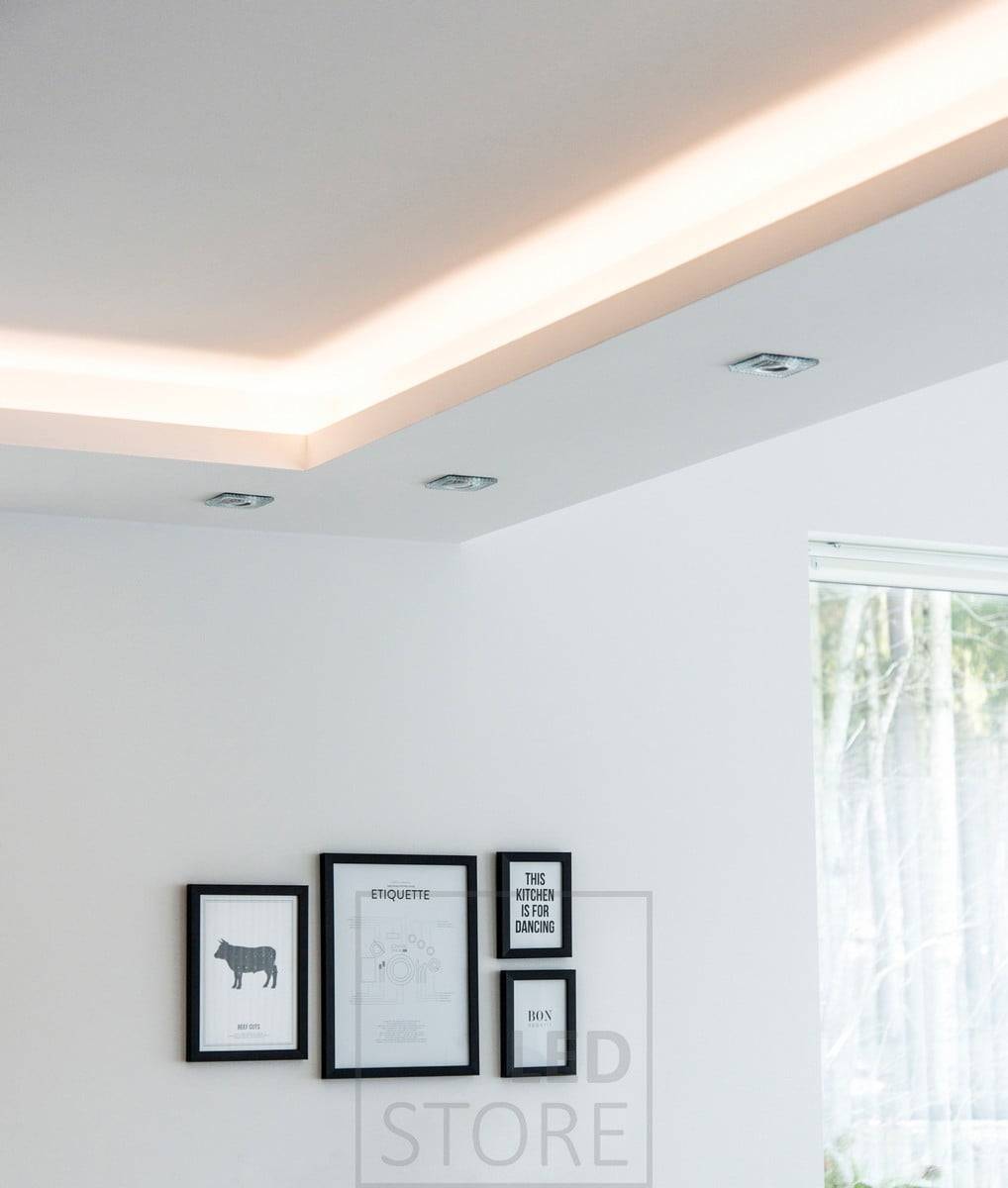 Le drapeau d'abaissement est doté de spots et d'une bande LED au-dessus du drapeau qui illumine l'avant et le haut du drapeau. Ledstore.fi