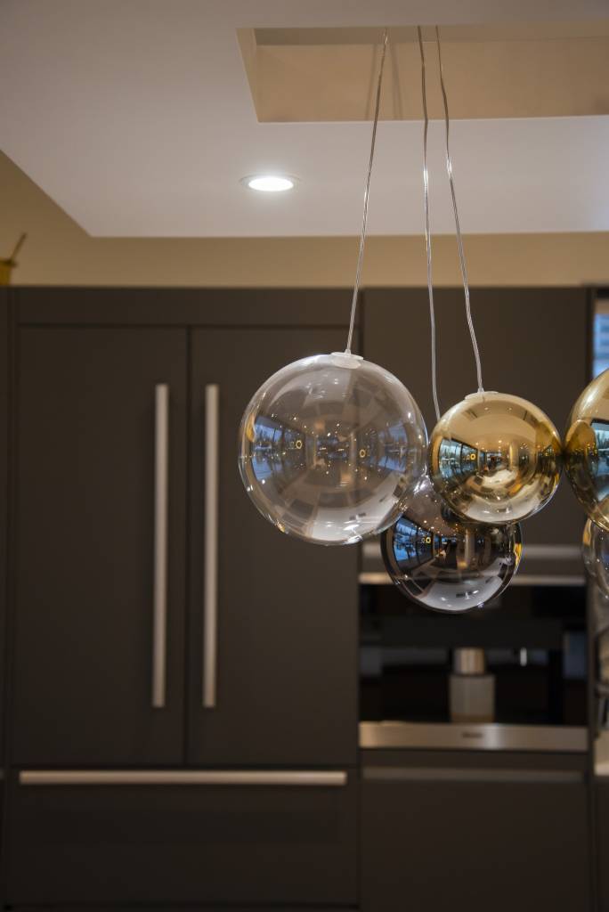 Spots blancs fixes modèle 023 pour l'îlot de cuisine LedStore.fi