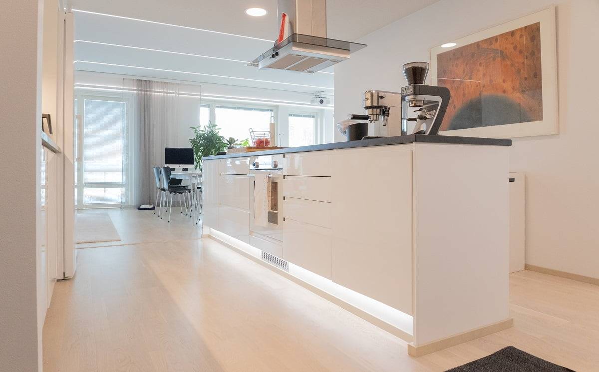 Bande LED éclairant le socle d'un îlot de cuisine comme éclairage d'accentuation. ©LedStore
