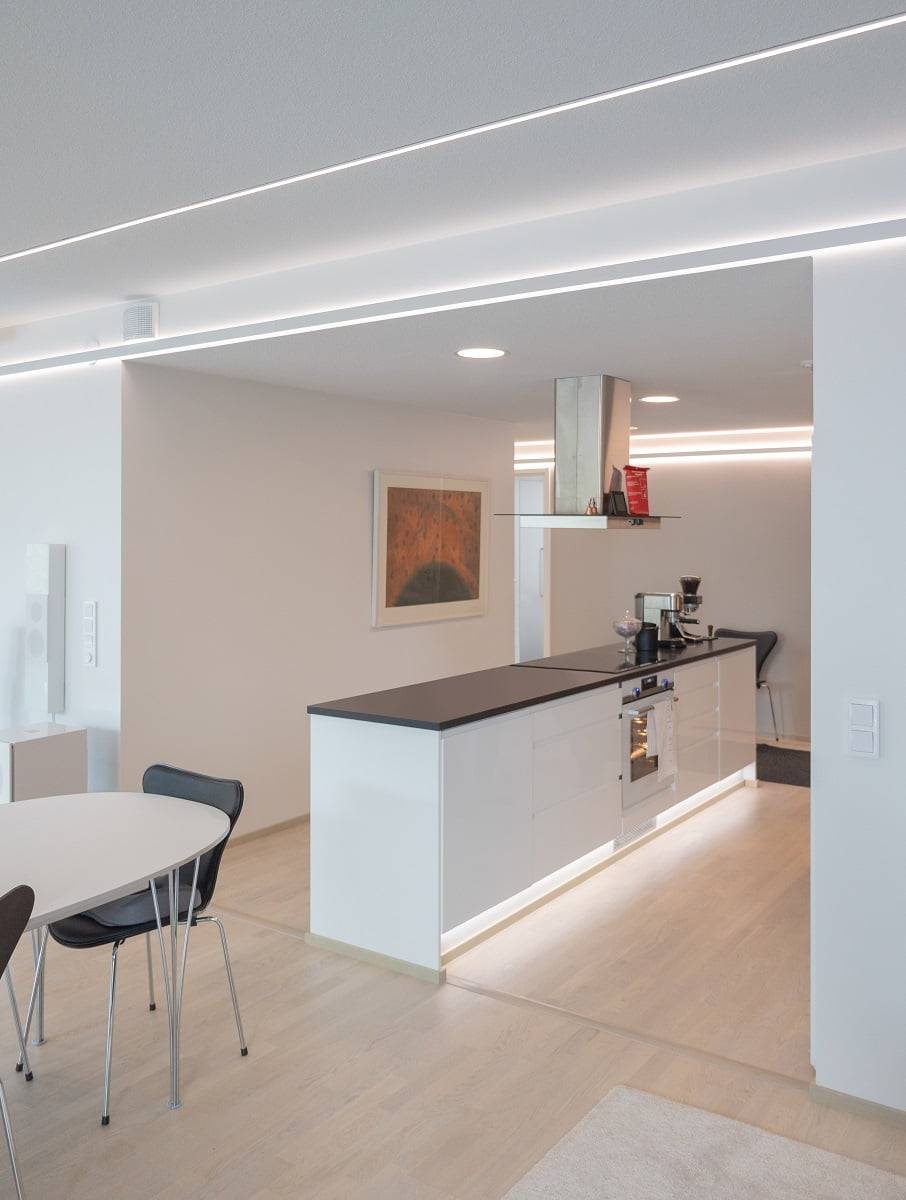 L'éclairage des plinthes de cuisine peut être utilisé pour mettre en valeur les meubles et créer un éclairage d'ambiance indirect. ©LedStore