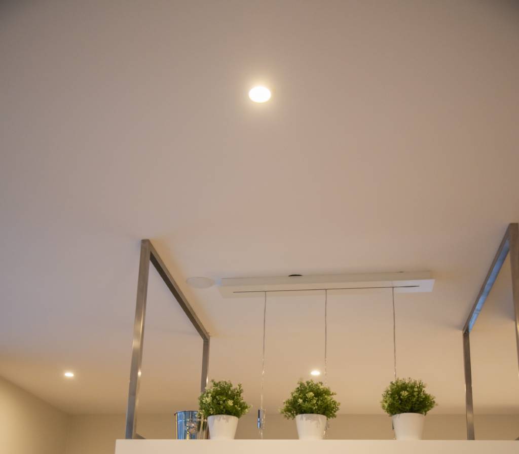 Dans la cuisine, un spot blanc 9W du modèle 023 fixé comme éclairage général. ledStore