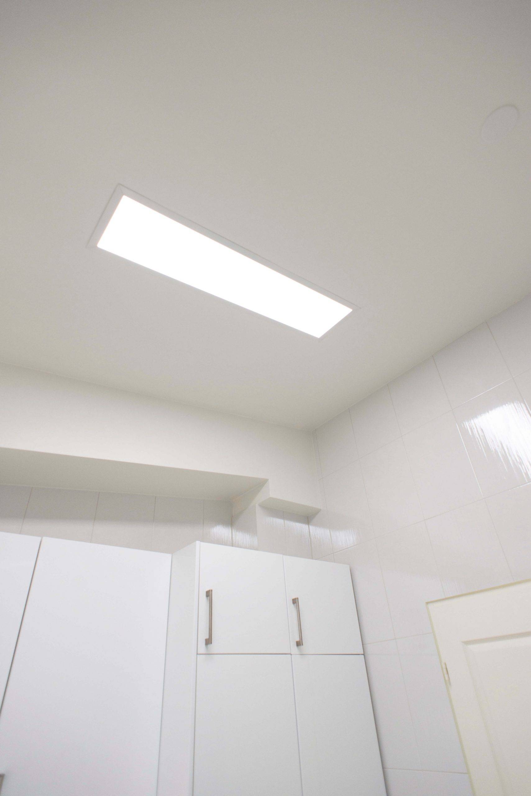 Logo du magasin LED avec un carré blanc et du texte sur fond vert, mettant en valeur les produits d'éclairage LED pour des solutions écoénergétiques.