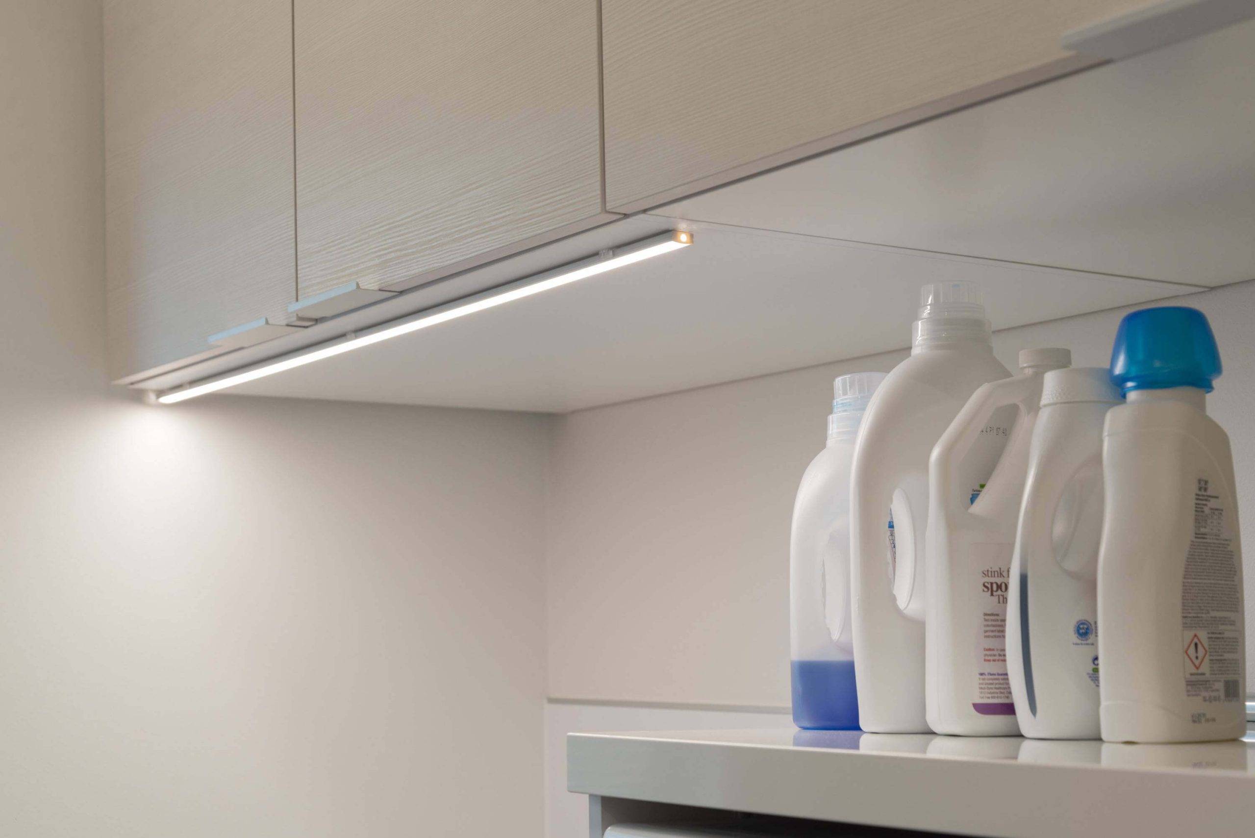 Logo LED Store : un carré blanc avec le texte "LED STORE" en lettres blanches sur un fond vert vif, mettant en valeur les solutions d'éclairage à faible consommation d'énergie.