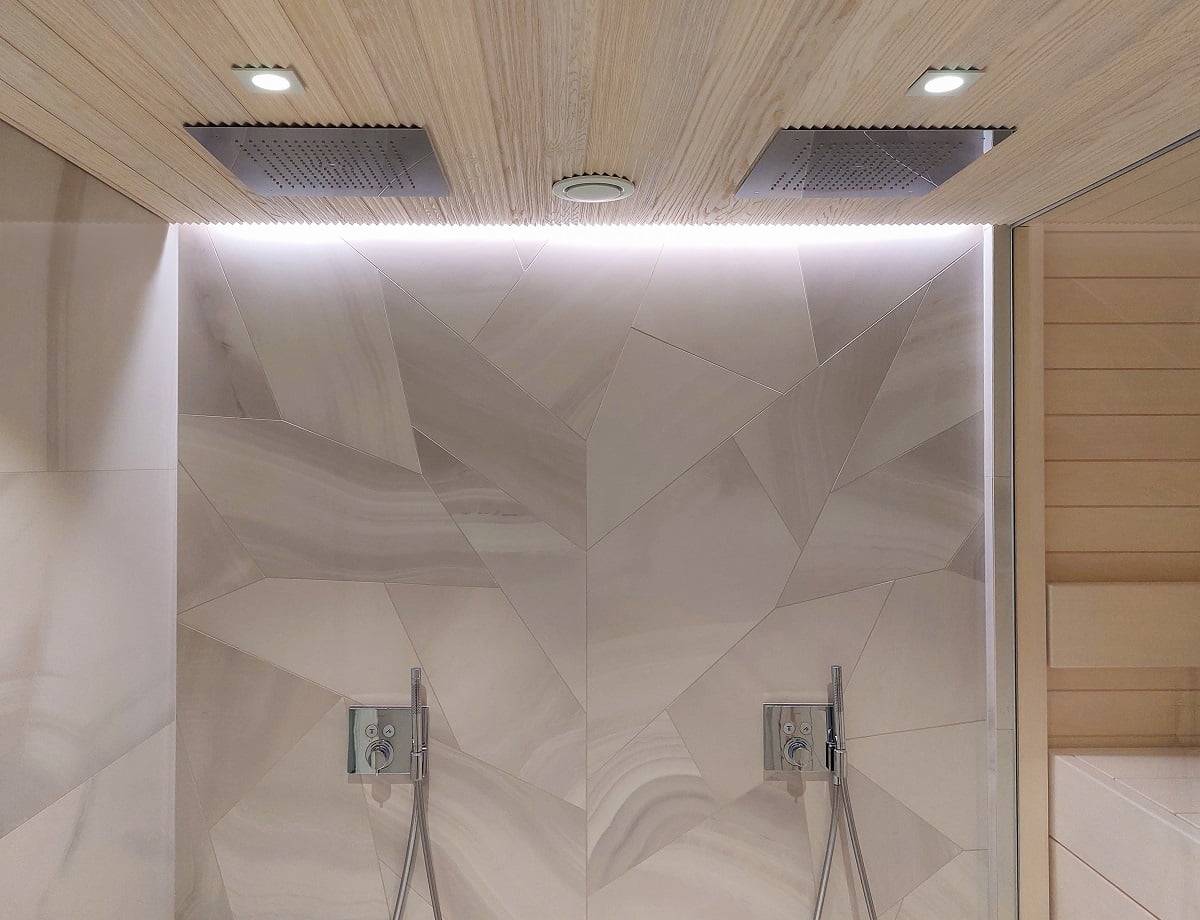 Bande LED entre le plafond et le mur pour mettre en valeur le carrelage spécial. Devant la douche, des spots étanches de 9W assurent l'éclairage. ledStore