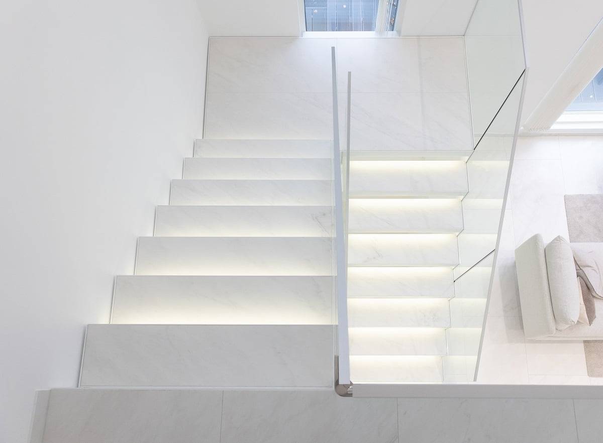 Logo LED STORE sur fond vert : un carré blanc avec "LED" au-dessus du texte "STORE" en blanc, améliorant la visibilité de la marque d'éclairage économe en énergie.