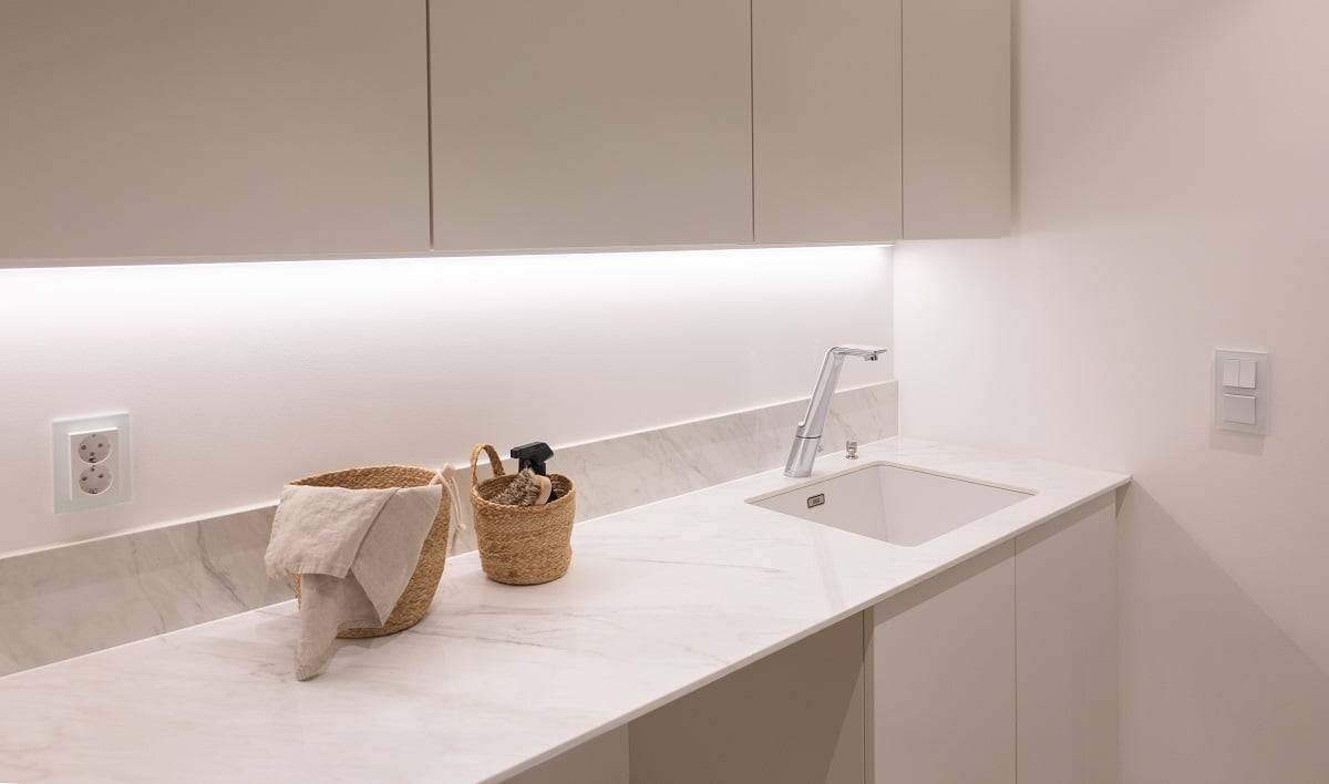 Logo LED STORE : texte blanc dans un cadre carré sur fond vert, représentant des solutions d'éclairage efficaces sur le plan énergétique.