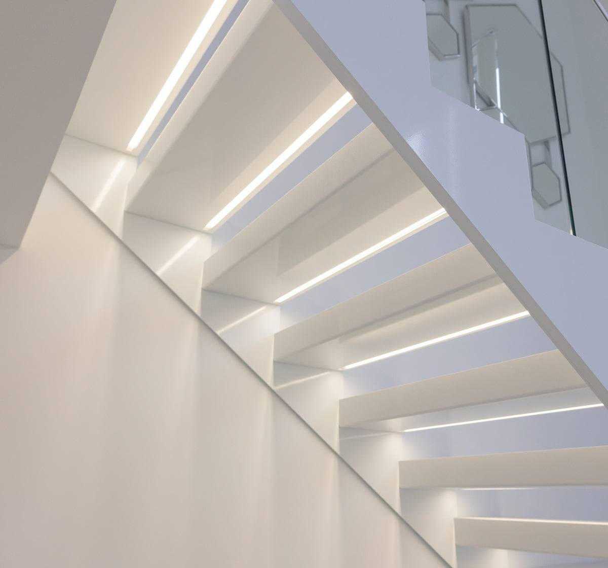 LED STORE" en lettres grasses à l'intérieur d'un carré blanc sur fond vert, promouvant des produits d'éclairage LED économes en énergie.