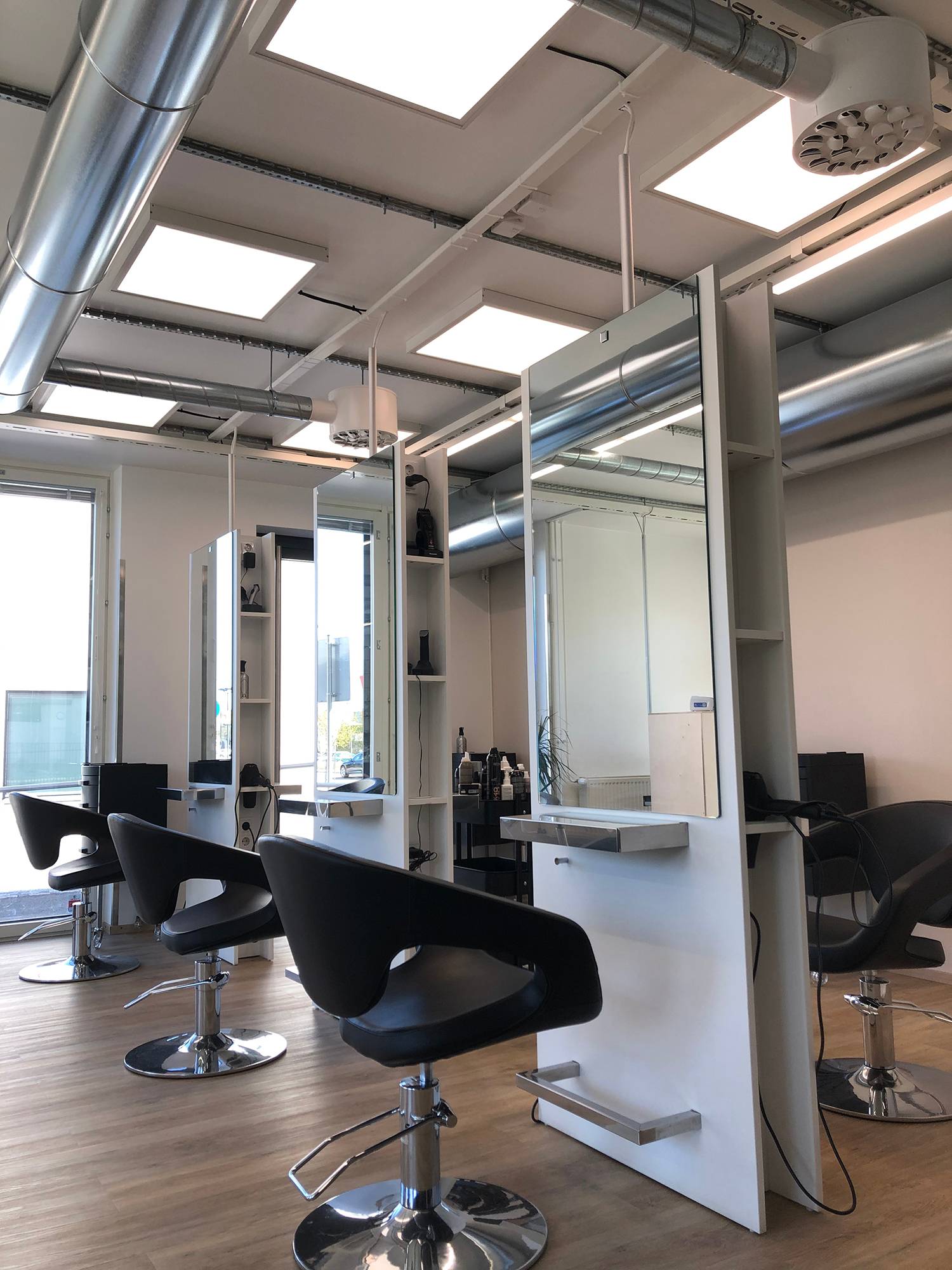 Le salon de coiffure est éclairé par un panneau de luminaires 600x600 créant un bon éclairage, lumineux et de haute qualité. La lumière est graduable et la température de couleur réglable, ce qui permet de l\'adapter à vos besoins. Ledstore.fi