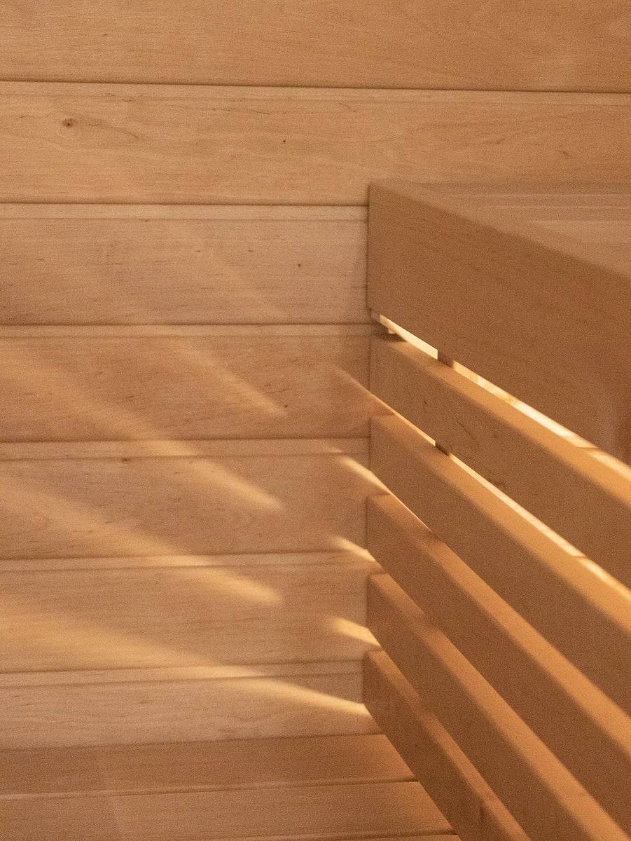 Une bande lumineuse LED montée sous les planches éclaire à travers les garde-corps.