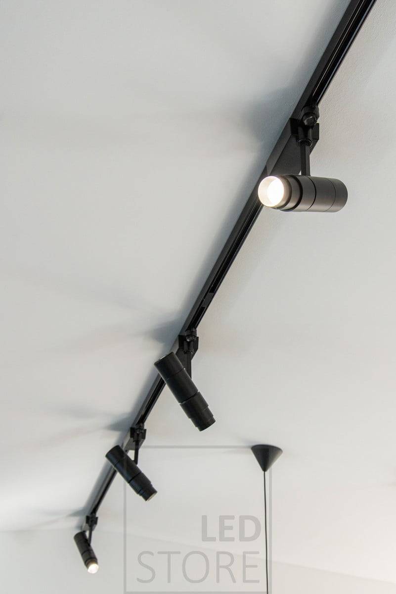 Spot à LED FOKUS noir pour rail triphasé. Le luminaire est disponible en noir et en blanc, en 15W et 35W. Le luminaire a un angle d'ouverture de la lumière réglable en continu entre 10 et 60 degrés. Ledstore.fi