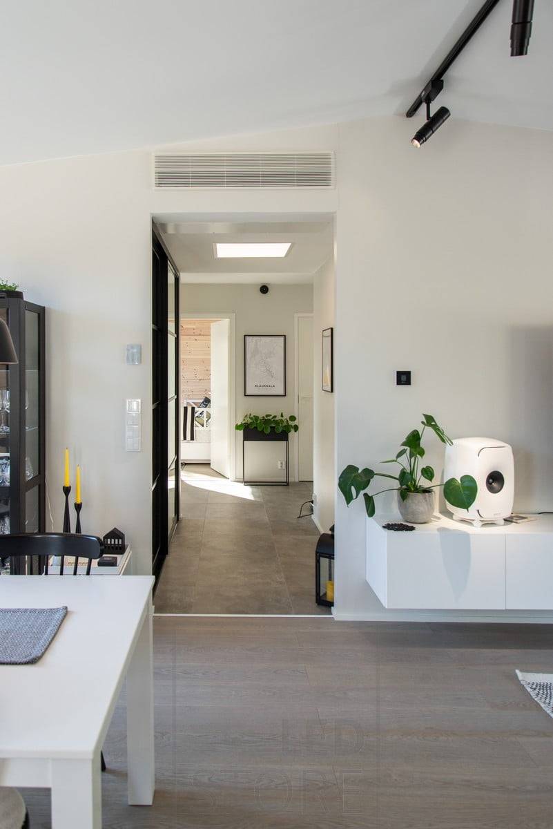 Rail de LED noires pour l'éclairage général du salon. Le rail triphasé permet de personnaliser facilement l'éclairage. Existe également en blanc. Ledstore.fi