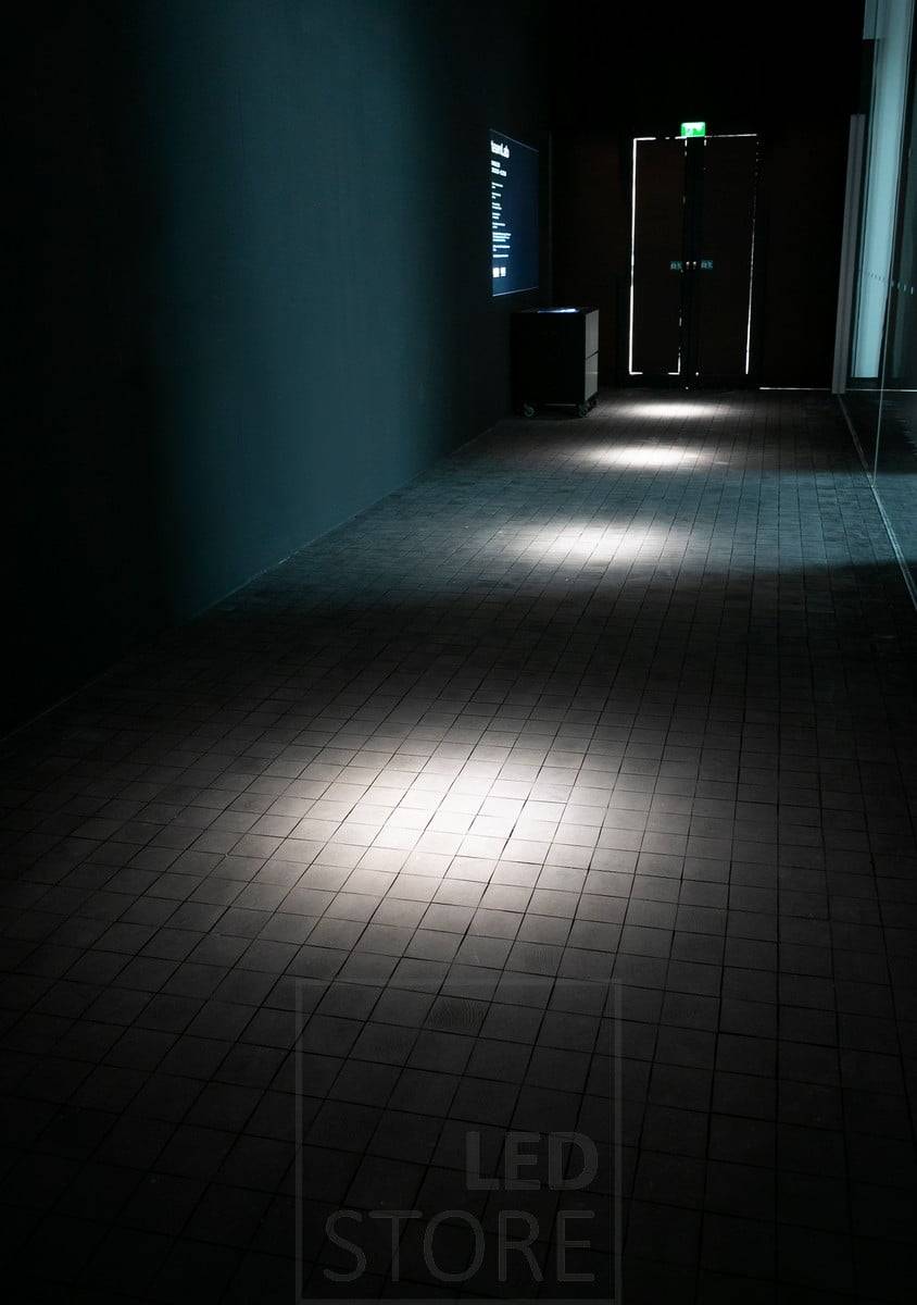 Le spot FOKUS en format triphasé est idéal pour une utilisation en tant que lumière générale ou lumière d'accentuation, car il dispose d'un angle de rayonnement réglable en continu entre 10 et 60 degrés. Ledstore.fi