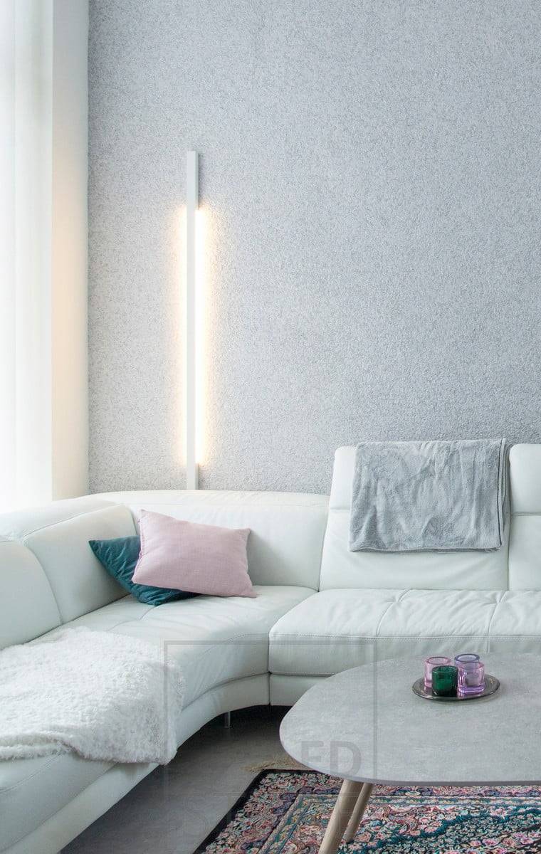 Wall LINE est un luminaire très simple et élégant. Le luminaire est disponible en différentes tailles et couleurs. La lumière est un éclairage d'ambiance indirect à travers le mur. Ledstore.fi