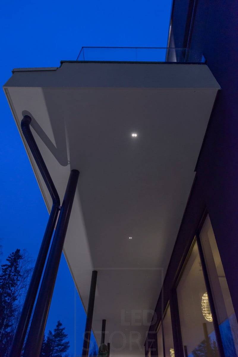 LINJA 2 spots pour l'éclairage des terrasses. Le luminaire est gradable et résistant à l'humidité (IP44). Ledstore.fi