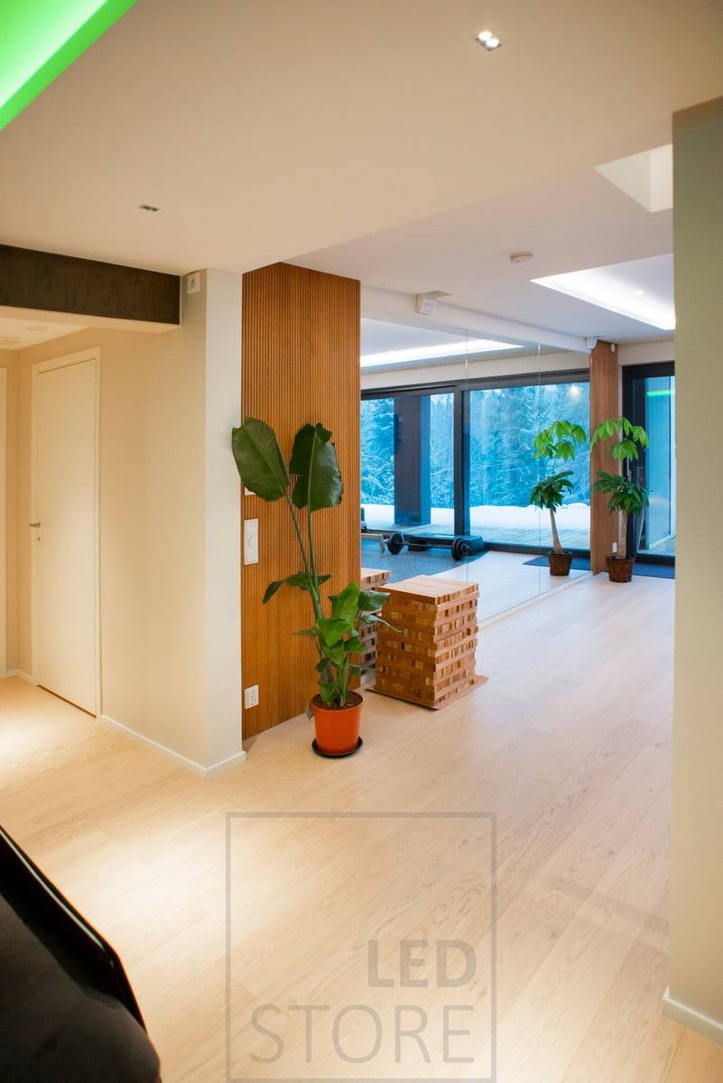 Éclairage du plafond d'un couloir réalisé avec des projecteurs LINJA 2. Ledstore.fi
