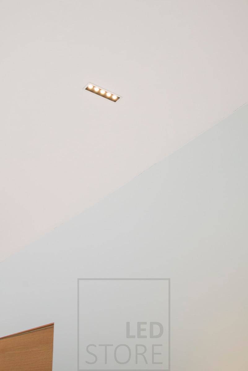Projecteur LINJA 5 au plafond. Le luminaire s'intègre parfaitement dans le plafond blanc. Ledstore.fi